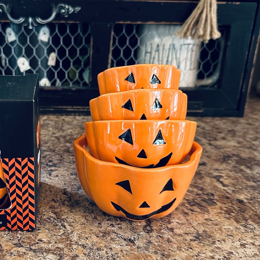 Bake house pumpkin measuring cups